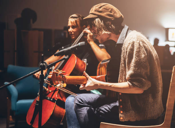 musiciens sur une scène - folk song photos et images de collection