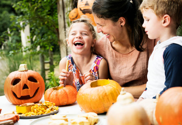 niños talla halloween jack-o &#39;-linternas - halloween pumpkin party carving fotografías e imágenes de stock