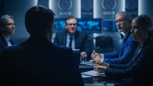 chief strategy officer making report to a board of directors during annual financial meeting in the conference room. ludzie biznesu / politycy / urzędnicy państwowi na spotkaniu. - filter tip zdjęcia i obrazy z banku zdjęć