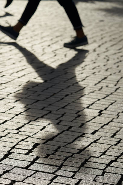 schatten eines fußgängers - rush hour commuter shadow focus on shadow stock-fotos und bilder