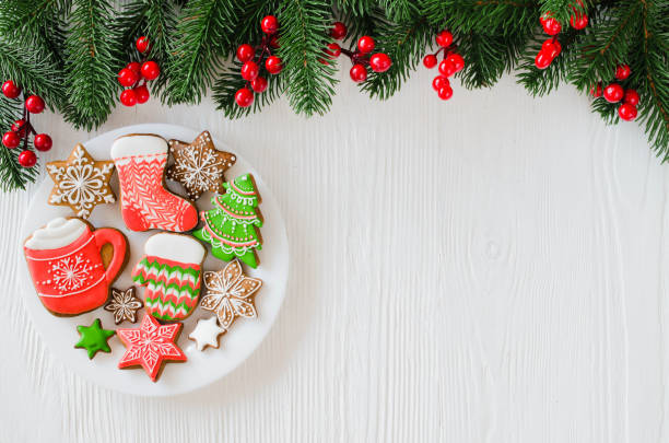 galletas de jengibre casero de navidad y ramas de abeto en fondo blanco de madera. - anise baked biscuit brown fotografías e imágenes de stock