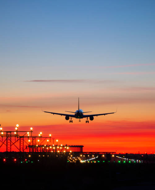 puesta de sol pau casals aeroport de el prat - runway airplane landing landing light fotografías e imágenes de stock