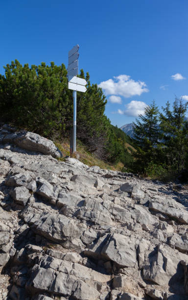 информационный знак в немецких альпах - copy space road sign sky above стоковые фото и изображения