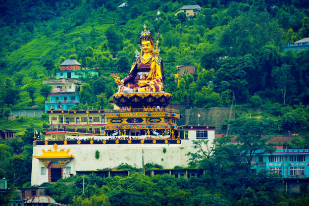 monumental statue of padmasmabhava (guru rinpoche) in rewalsar - padmasambhava imagens e fotografias de stock