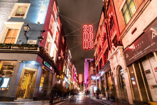 soho en navidad - londres, reino unido - retail london england uk people fotografías e imágenes de stock