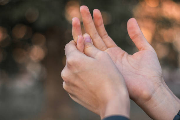 Young woman with pain on finger Young woman with pain on finger, bokeh background hand extended stock pictures, royalty-free photos & images