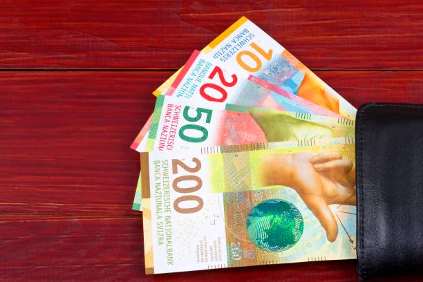 schweizer geld in der brieftasche schwarz - swiss francs stock-fotos und bilder
