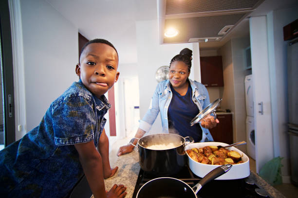 to wygląda przepyszne; chłopiec lizanie usta - africa african descent cooking african culture zdjęcia i obrazy z banku zdjęć