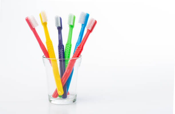 escovas suaves coloridas em fundo branco - toothbrush plastic multi colored hygiene - fotografias e filmes do acervo