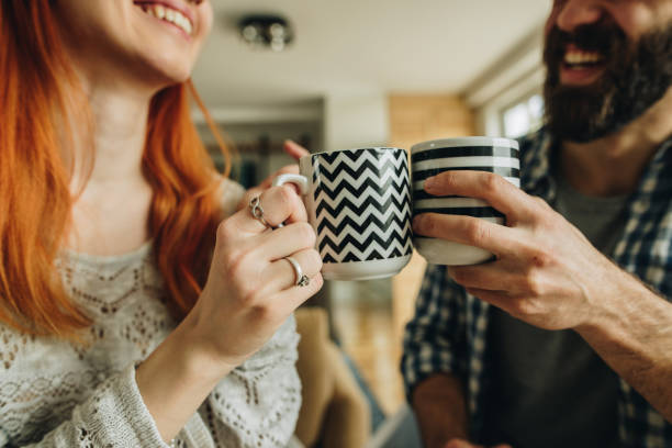 행복 한 부부 집에서 커피와 토스트의 닫습니다. - friendship coffee home interior women 뉴스 사진 이미지