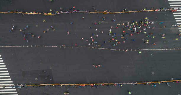 widok z lotu ptaka na maraton miejski - marathon aerial view crowd running zdjęcia i obrazy z banku zdjęć