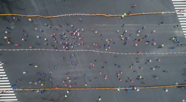 widok z lotu ptaka na maraton miejski - marathon aerial view crowd running zdjęcia i obrazy z banku zdjęć