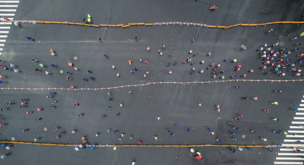 widok z lotu ptaka na maraton miejski - marathon aerial view crowd running zdjęcia i obrazy z banku zdjęć