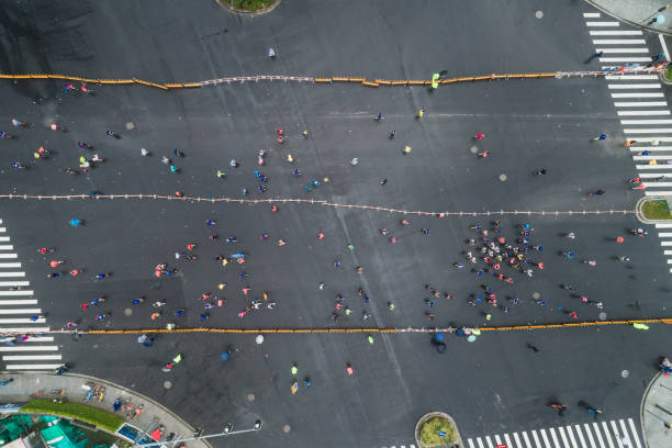 widok z lotu ptaka na maraton miejski - marathon aerial view crowd running zdjęcia i obrazy z banku zdjęć