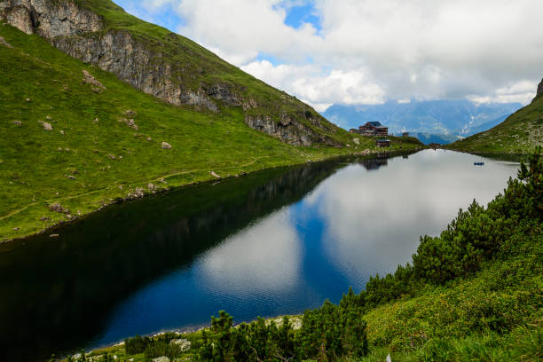 beau paysage de lac wildsee et la haus wildseeloder, autriche - tirol north tirol hut austria photos et images de collection