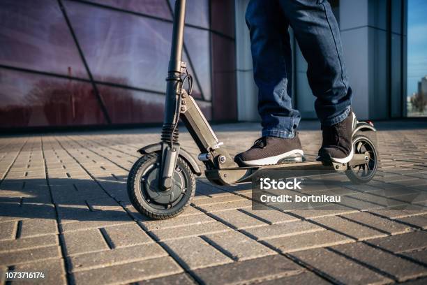 Vista Ravvicinata Delle Gambe Delluomo Su Scooter Elettrico - Fotografie stock e altre immagini di Monopattino