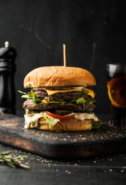 hambúrguer de carne delicioso com molho e especiarias - burger gourmet hamburger steak - fotografias e filmes do acervo