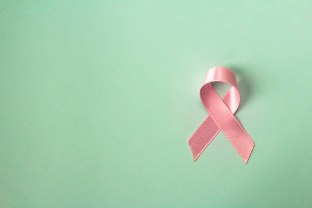 różowy symbol raka piersi wstążki na pastelowym tle. koncepcja świadomości i opieki zdrowotnej.  kopiuj miejsce. - pink ribbon alertness breast cancer awareness zdjęcia i obrazy z banku zdjęć
