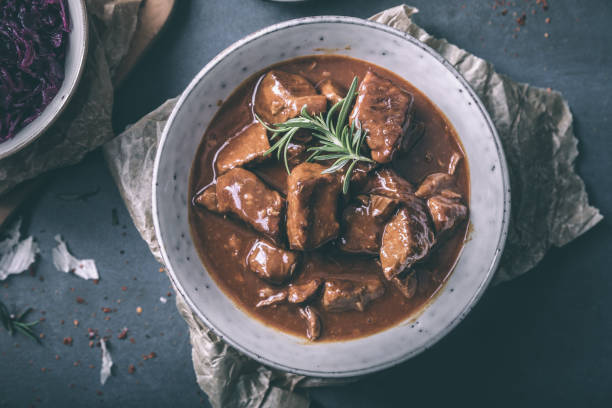 delizioso gulasch con peperoncino di cavolo rosso e rosmarino - beef stew foto e immagini stock