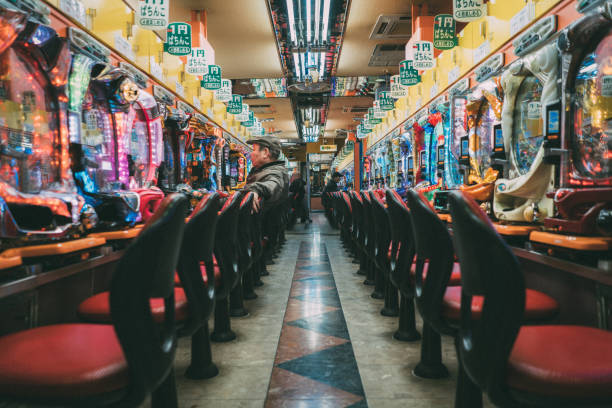 외로운 pachinko 도박꾼 오사카 일본 - pachinko 뉴스 사진 이미지