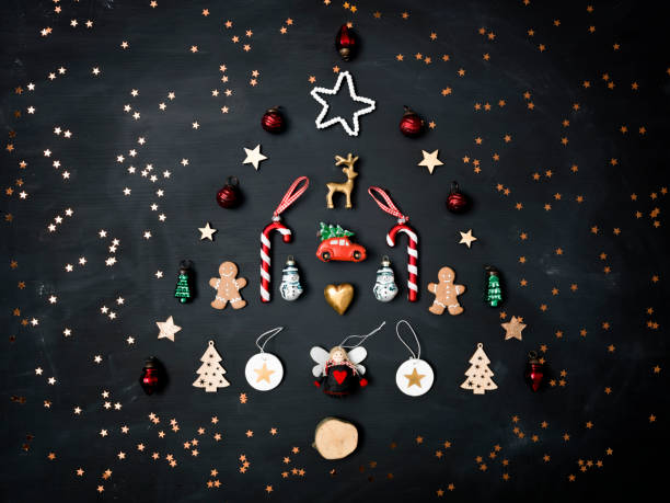 크리스마스 트리 모양의 검은 칠판에 다른 크리스마스 데코 항목에서 - deco decoration christmas christmas tree 뉴스 사진 이미지