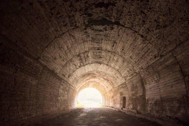 luz no fim do túnel - spirituality light tunnel light at the end of the tunnel - fotografias e filmes do acervo