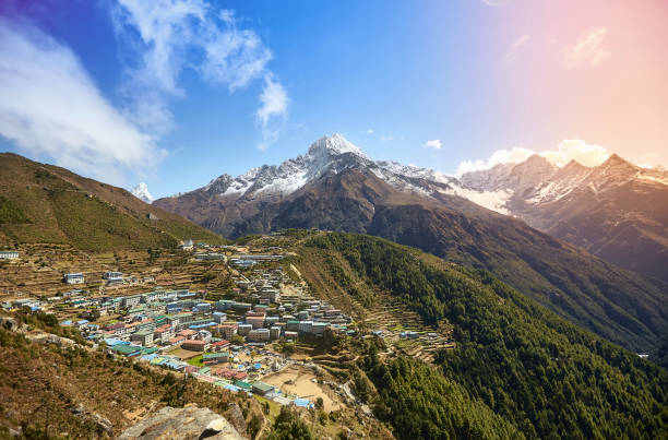 trek de namche bazar vue aérienne, mont thamserku, everest, himalaya, népal - namche bazaar photos et images de collection