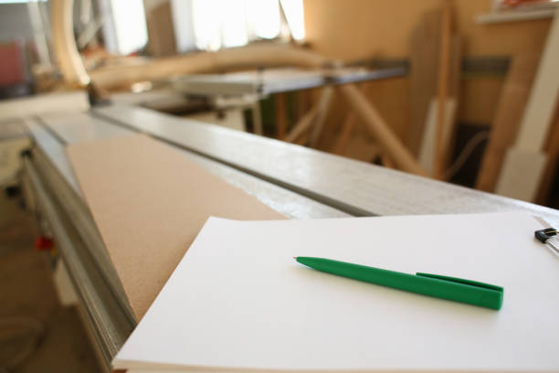 проектирование зеленой ручкой, лежащей на столе на буфер обмена - architect drafting work tool building contractor стоковые фото и изображения