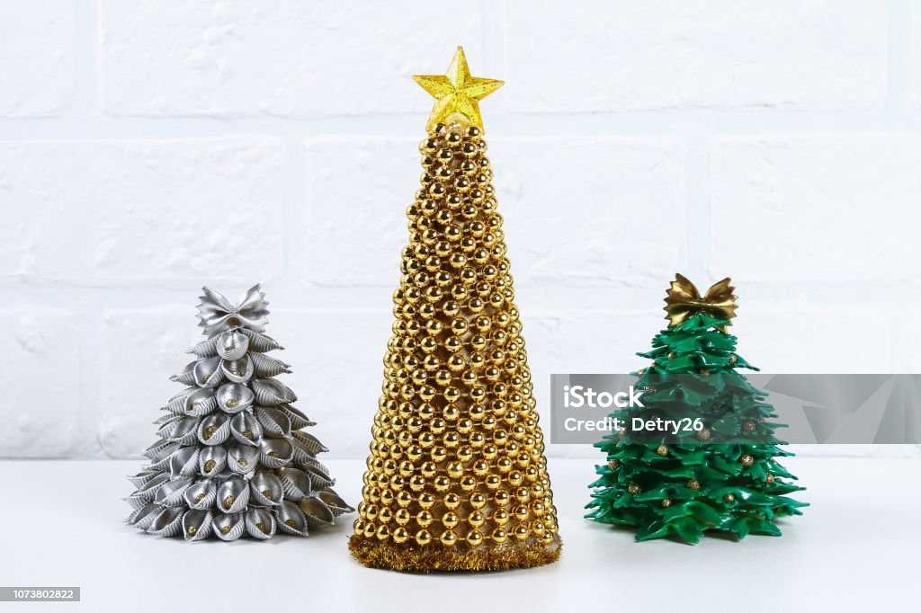 Foto de Diy Dourado Árvore De Natal Guirlanda De Grânulos Na Foto Como Guia  Para Fazer Uma Árvore De Natal Decorativa De Papelão Estrelas Cola Quente E  Os Grânulos Com Suas Próprias
