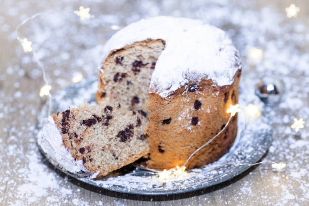 panettone al cioccolato - cookie chocolate cake gourmet dessert foto e immagini stock