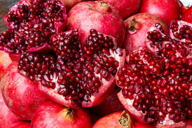 primo passo di melograno fresco e succoso - pomegranate fruit tropical fruit freshness foto e immagini stock