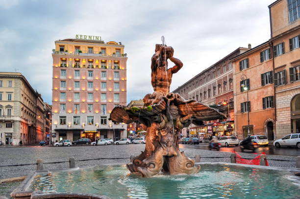 fonte de tritão na praça barberini, roma, itália - barberini - fotografias e filmes do acervo