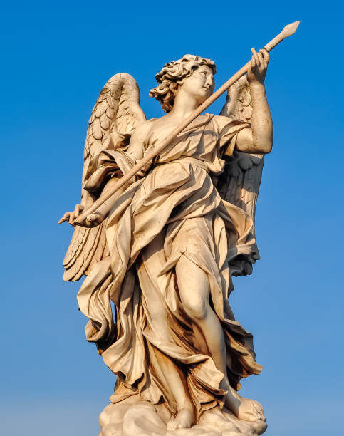 estatua en el puente de san angel (ponte sant'angelo) en roma, italia - aelian bridge fotografías e imágenes de stock