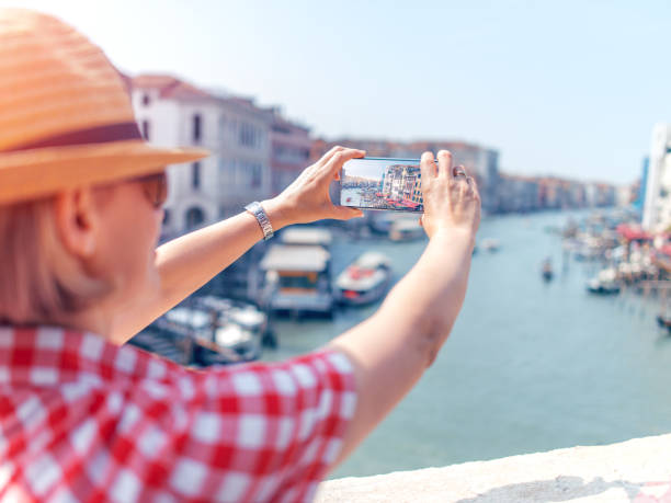 istock Capturing her travel experience on Canal Grande with Rialto Bridge 1073842990