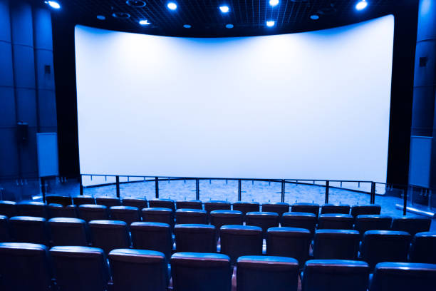 escenario vacío en el pequeño cine con pantalla blanca - classroom education chair carpet fotografías e imágenes de stock