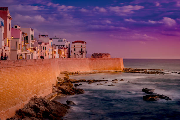 noche en el casco antiguo de alghero, cerdeña, italia - alghero fotografías e imágenes de stock