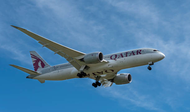 qatar airways boeing 787 dreamliner - qatar airways stok fotoğraflar ve resimler