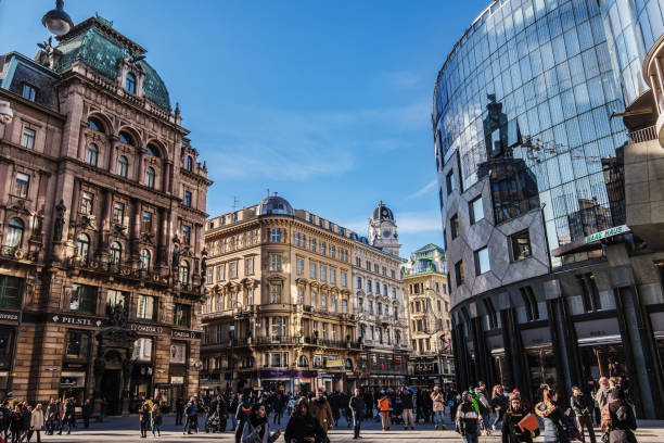 stephansplatz-platz mit historischen gebäudefassaden - stephansplatz stock-fotos und bilder
