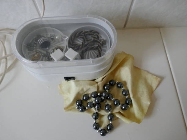 профессиональная чистка очков, чистка ювелирных изделий, электрохронический ультразвуковой очиститель для дома - glass jewelry necklace bead стоковые фото и изображения