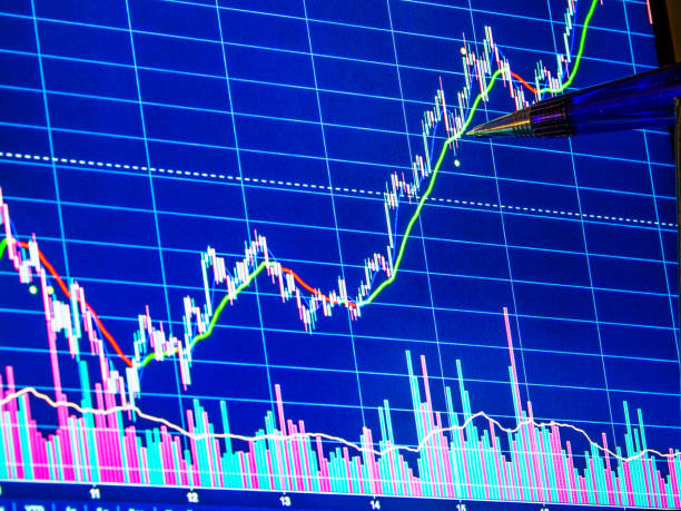 istock Pen pointing to financial graph. Financial data for technical analysis, closeup 1073876840