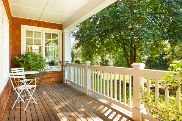 invitante portico anteriore - deck front or back yard landscaped house foto e immagini stock