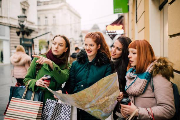 filles en regardant la carte touristique - disposable cup coffee shopping friendship photos et images de collection