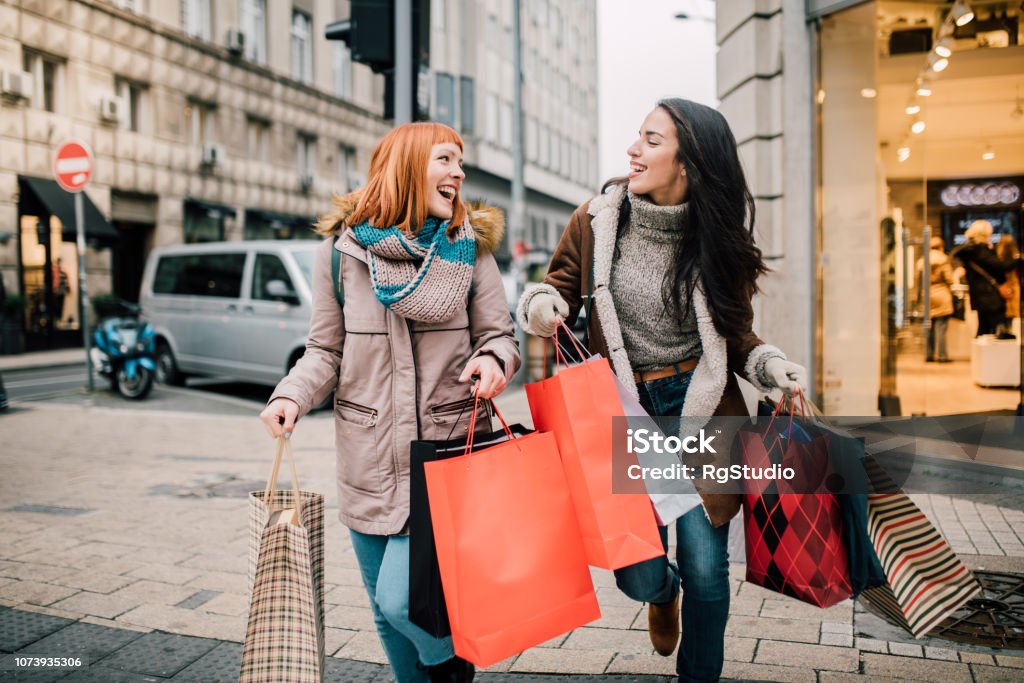 Meisjes uitvoering van boodschappentassen - Royalty-free Winkelen Stockfoto