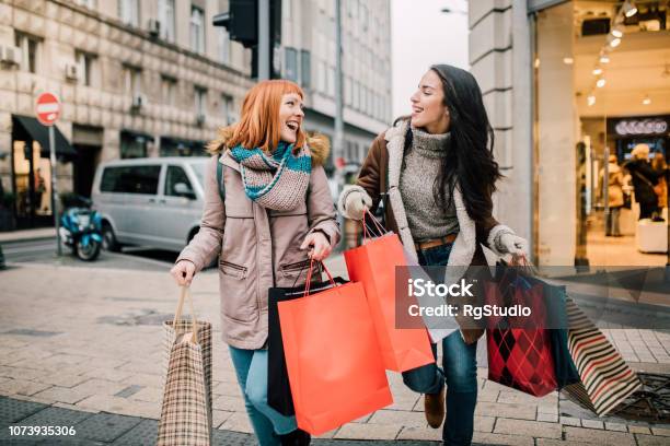 Meisjes Uitvoering Van Boodschappentassen Stockfoto en meer beelden van Winkelen - Winkelen, Detailhandel, Uitverkoop