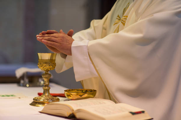 priester während einer hochzeit zeremonie/eheverträge masse - priester stock-fotos und bilder