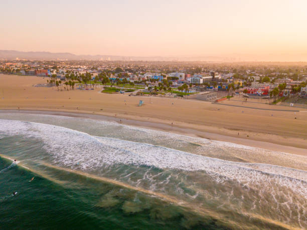 molo na plaży w wenecji w pobliżu santa monica. - amusement park ferris wheel pier california zdjęcia i obrazy z banku zdjęć