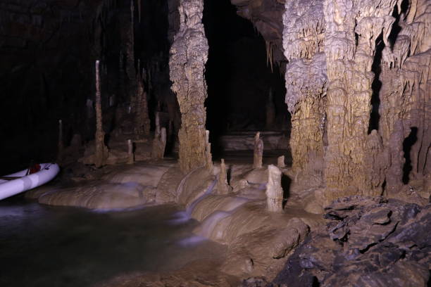 križna jama rapids - stalagmite stock-fotos und bilder