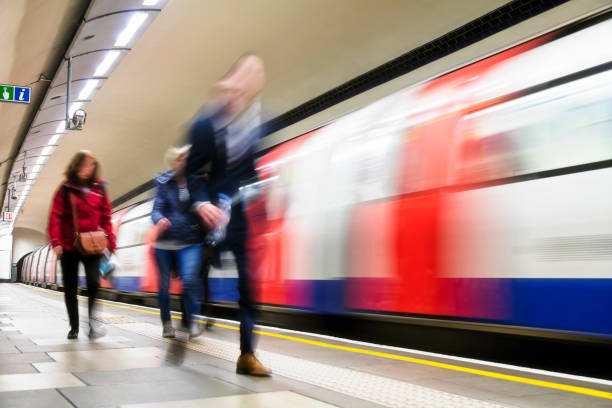 passanten in londoner u-bahnstation - london england on the move commuter rush hour stock-fotos und bilder