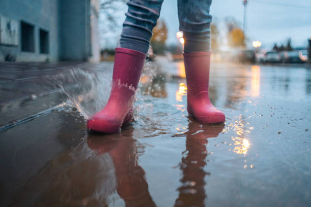 istock Splash in a puddle on a rainy day 1073950896
