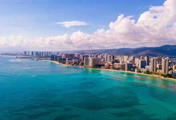 o vulcão diamond head e edifícios na praia de waikiki. - building exterior hawaii islands palm tree beach - fotografias e filmes do acervo